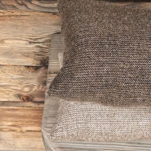 Villatyyny, ruskea/musta